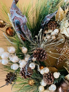 lot 64 image: Beautiful Decorated Wreath