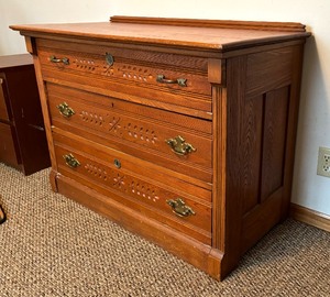 lot 6 image: Stunning Vintage 3 Drawer Dresser with Beautiful Carved Detailing