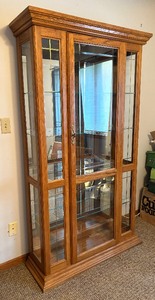lot 18 image: Gorgeous Curio Cabinet with Glass Shelves and Mirrored Back