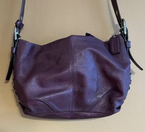 lot 135 image: Classy Coach Handbag