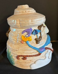 lot 138 image: Road Runner and Wylie Coyote Cookie Jar