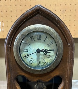 lot 343 image: Pretty Petite Vintage Clock