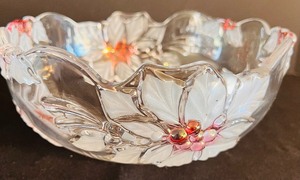 lot 315 image: Vintage Decorative Mikasa Frosted Poinsettia Flower Glass Bowl