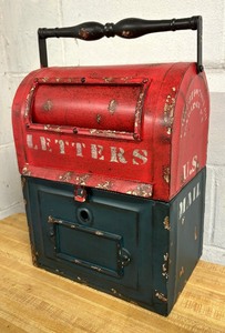 lot 374 image: Distressed Mailbox Decor