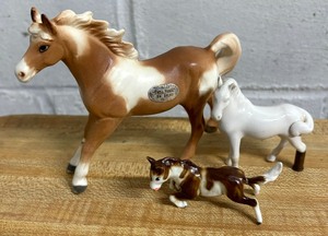 lot 401 image: Variety of Collectible Horse Figurines
