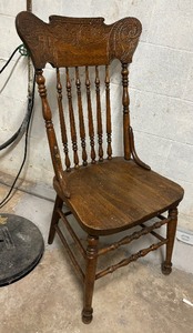 lot 402 image: Wonderful Vintage Wooden Chair