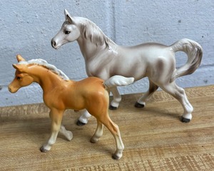 lot 407 image: Beautiful Collectible Horse Figurines
