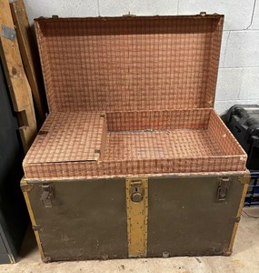 lot 409 image: Vintage Trunk with Insert