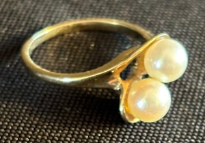 lot 424 image: 14k Gold Ring with Two Pearls