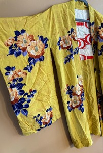 lot 428 image: Lovely Floral Kimono
