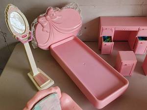 lot 452 image: Assorted Barbie Doll Furniture