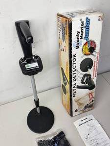 lot 462 image: Bounty Hunter Junior Metal Detector from Cabelas