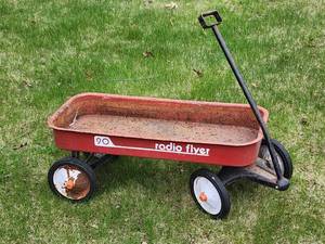 lot 472 image: Radio Flyer Red Wagon