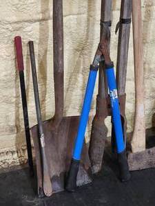 lot 477 image: Assorted Yard Tools