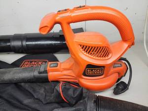 lot 465 image: Black & Decker Leaf Blower  Vacuum