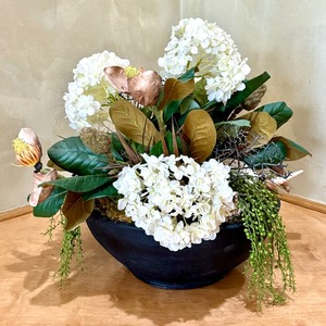 lot 22 image: Lovely Faux Floral Arrangment