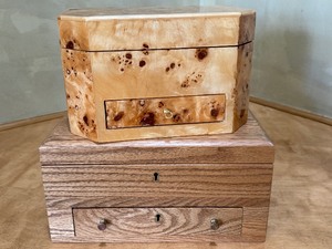 lot 32 image: Two Dresser Top Jewelry Boxes
