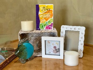 lot 33 image: Home Decor Items including a Murano Glass Flower Figurine