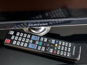 lot 39 image: Samsung 32 Television with Remote