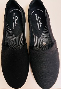 lot 171 image: Comfortable Clarks Sandals and Slip-ons with Style