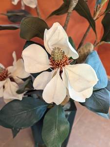 lot 214 image: Faux Mongolia Arrangement