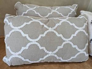 lot 98 image: Four Decorative Accent Pillows