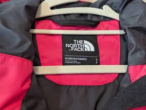 lot 106 image: North Face Lightweight Pink Jacket
