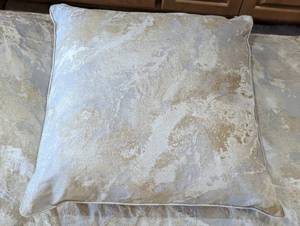 lot 110 image: Hotel Collection King Size Comforter and Shams