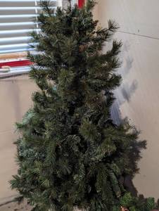 lot 129A image: Outdoor Potted Christmas Tree and Wreath