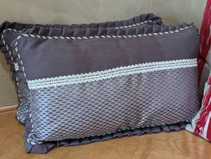 lot 133 image: Decorative Accent Pillows