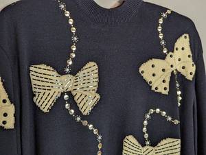 lot 146 image: St. John Gold Bow Sweater