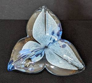 lot 75 image: Beautiful Murano Glass Flower