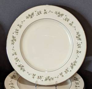 lot 73 image: Lenox Brookdale Dish Set