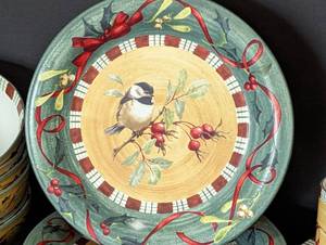 lot 74 image: Lenox Winter Greetings Dish Set