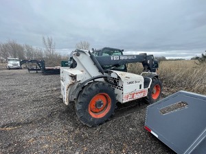 Early 2000s Bobcat Model V623 Versahandler Telescoping Fork Lift