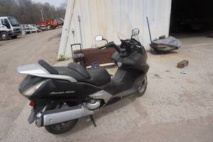 lot 2 image: 2002 Honda Silverwing Model FSC600 Motorcycle Scooter