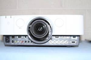lot 10 image: Sony VPL-FHZ55 WXGA Widescreen Laser Light Source 4000-Lumen Home Theater Conference HD Video Projector