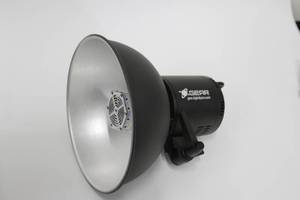 lot 18 image: DigitalJuice Digital Juice SunBurst Photography Professional Softbox Light  Lighting Unit