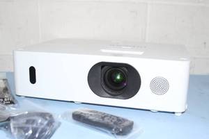 lot 144 image: Hitachi CP-WU5505 WUXGA 5000-Lumen HD Home Theater LCD Projector  Projection System