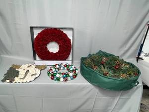Excellent Condition 4 Holiday Wreaths and 1 Wreath Storage Bag
