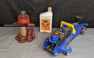 lot 136 image: Duralast 2-Ton Capacity Hydraulic Trolley Jack, Vintage Bottle Jack, Bottle of Johnsens Hydraulic Jack Oil