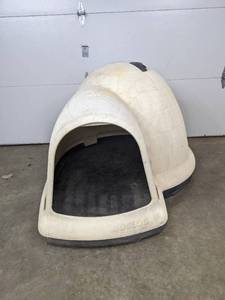 lot 115 image: Igloo Doghouse