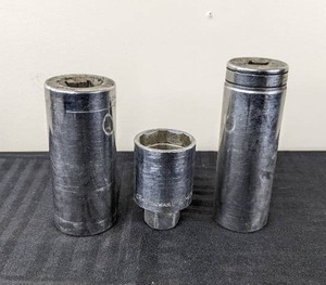 lot 3 image: Oil Pressure Sending Unit Removal and Installation Sockets