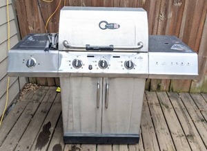 lot 8A image: Char-Broil Gourmet TRU 3-Burner Infrared Gas Grill with Side Burner