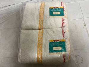 lot 50 image: 6 The Pioneer Woman Bath Towels