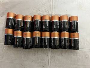 lot 286 image: 16 Duracell D Batteries