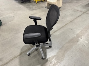 lot 81 image: Rolling Adjustable Mesh Back Chair