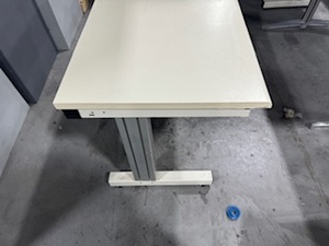 lot 90 image: Manual Adjustable Height Workstation