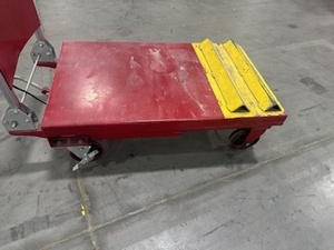 lot 57 image: Uline Lift Table with Wheels. Model H 1487 1100 Lb Capacity