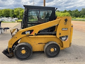 lot 4 image: 2011 Cat Skid Steer236B